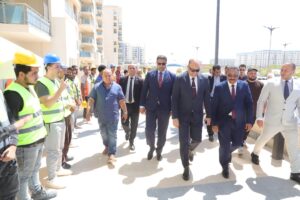 وزير العمل ومحافظ مرسى مطروح يتفقدان قوافل طبية